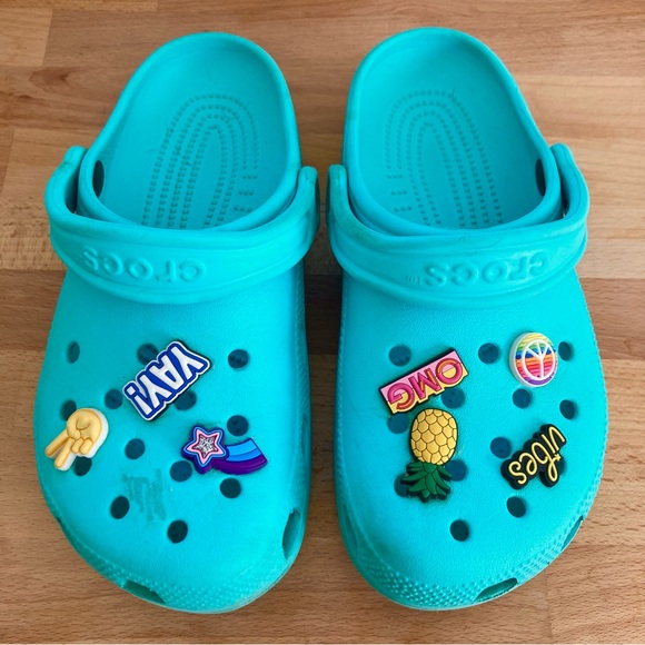 Crocs M5/W7 Classic Clog with permanent Jibbitz and 2 extra - Picture 1 of 14